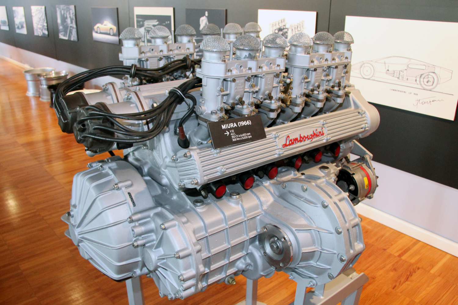 V12エンジンと5速トランスアクスル