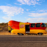 【画像】「公道を走るソーセージ」！ 米国で90年近く愛されているホットドッグ型の「ウィンナーモービル」とは 〜 画像6