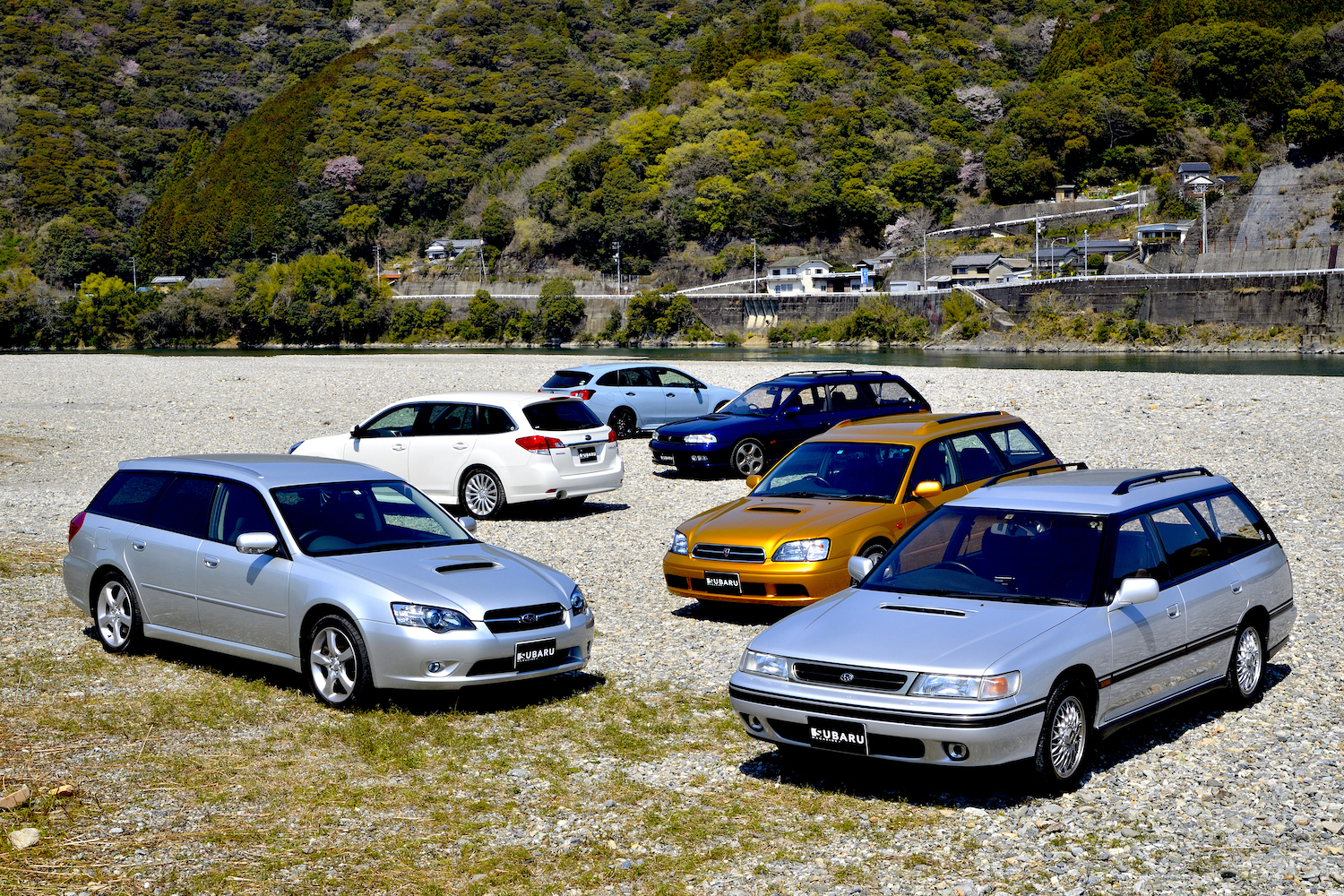 スバル「レガシィツーリングワゴン」は'90年代スポーツワゴンブームの象徴! 高性能ぶりがハンパなかった歴代モデルを振り返る | ~カスタム ...