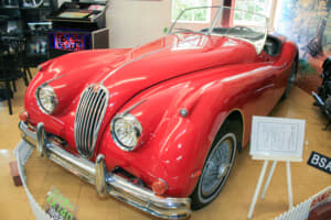 ジャガーeタイプはエンツォ フェラーリも認めた 史上最も美しいクルマだ と絶賛された1台だった カスタム アウトドア 福祉車両 モータースポーツなどのカーライフ情報が満載 Auto Messe Web ジャガーeタイプはエンツォ フェラーリも認めた 史上最も美しいクルマだ と絶賛された1台だった カスタム アウトドア 福祉車両 モータースポーツなどのカーライフ情報が満載 Auto Messe Web