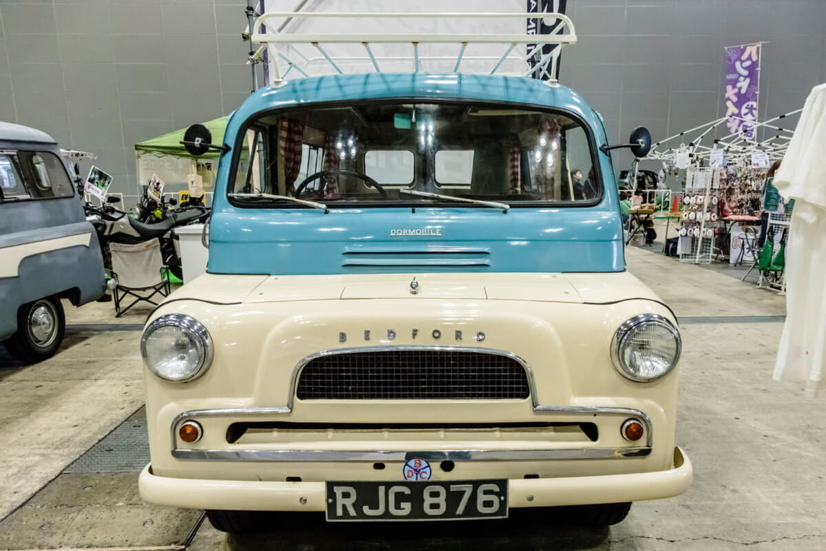 お洒落キャンピングカーとして「ベッドフォードCA」に注目！ なぜいま英国のクラシック商用車が新鮮なのか？ ～カスタム・アウトドア・福祉車両