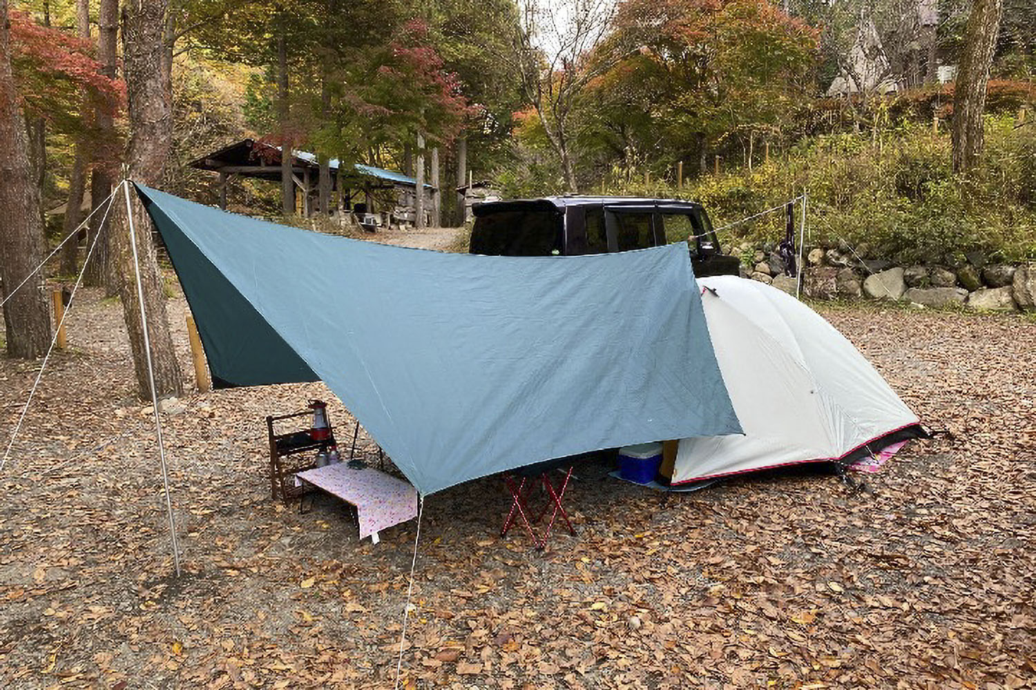 タープとテントを連結させるキャンプ技「小川張り」とは