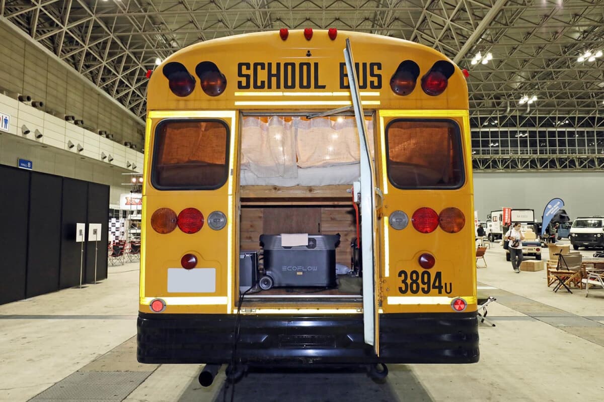 実際にアメリカで使われていたスクールバスを「バンライフ」仕様に 〜 画像8