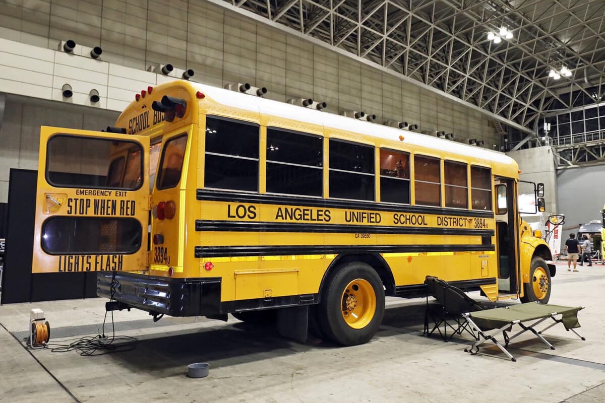 実際にアメリカで使われていたスクールバスを「バンライフ」仕様に 〜 画像11