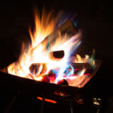 薪を効率よくくべた焚き火