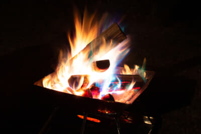 薪を効率よくくべた焚き火