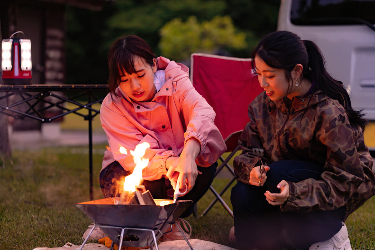 焚き火を楽しむ女子キャンプ