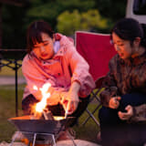 焚き火を楽しむ女子キャンプ