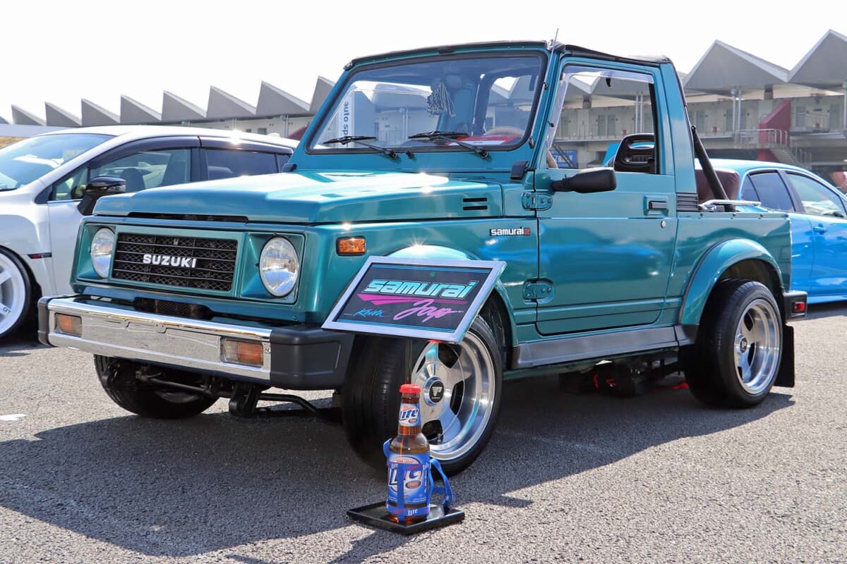 【画像ギャラリー】スズキ「ジムニー」を山より海が似合う仕様に！ ビーチスタイルにカスタムしたオーナーに訊いた北米仕様「サムライ」の魅力とは
