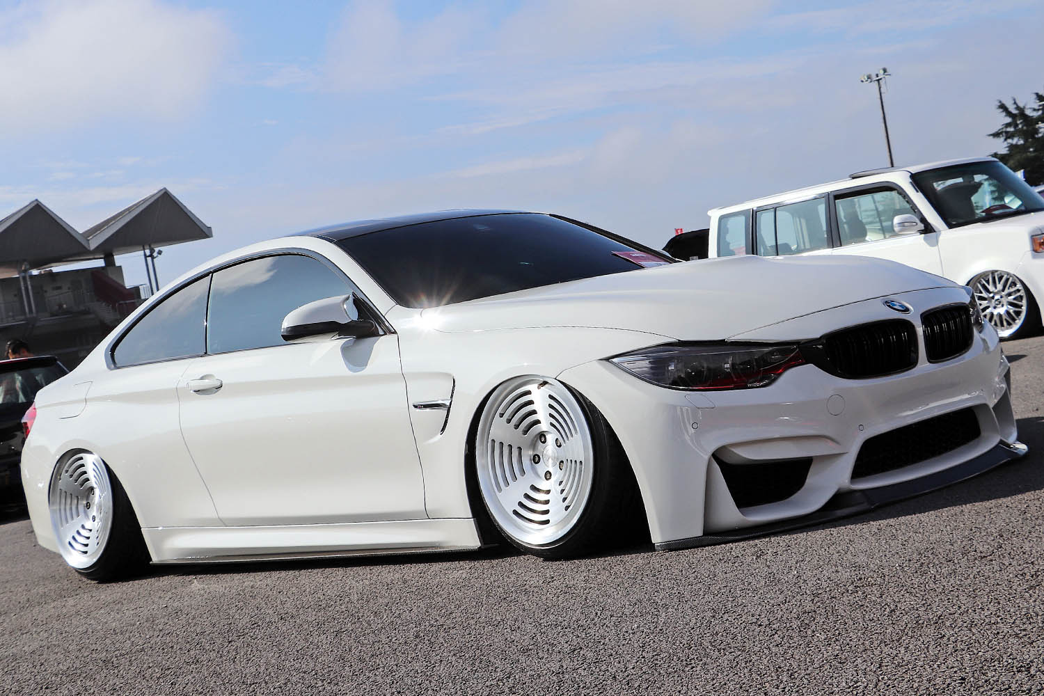 ワンオフホイールをセットしたBMW「M4」