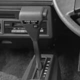 昔のAT車に付いていた「オーバードライブスイッチ」っていつ消えた？ じつは「オーバードライブ」自体は今も健在！