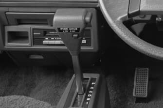 昔のAT車に付いていた「オーバードライブスイッチ」っていつ消えた？ じつは「オーバードライブ」自体は今も健在！