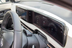 【画像】日産新型EV「アリア」オーナーに朗報！ 静かな車内で同乗者がテレビを楽しめるデータシステム「TV-KIT」が登場 〜 画像2