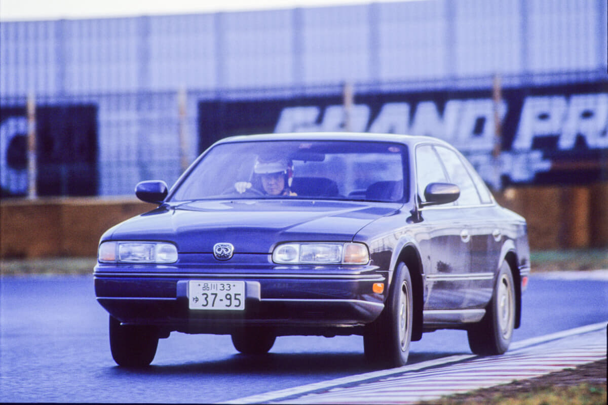 【画像ギャラリー】ザ・バブルな「インフィニティQ45」の和テイスト装備とは？ いまやEVで当たり前の「グリルレス」が新鮮でした AUTO