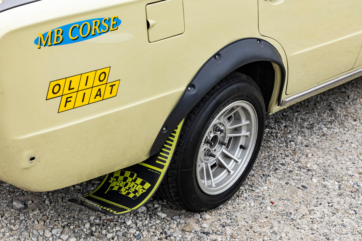 【画像ギャラリー】カー・オブ・ザ・イヤーを獲った「フィアット124」をカフェレーサー仕様でサラリと乗るのがおしゃれ! 地味セダンの魅力とは