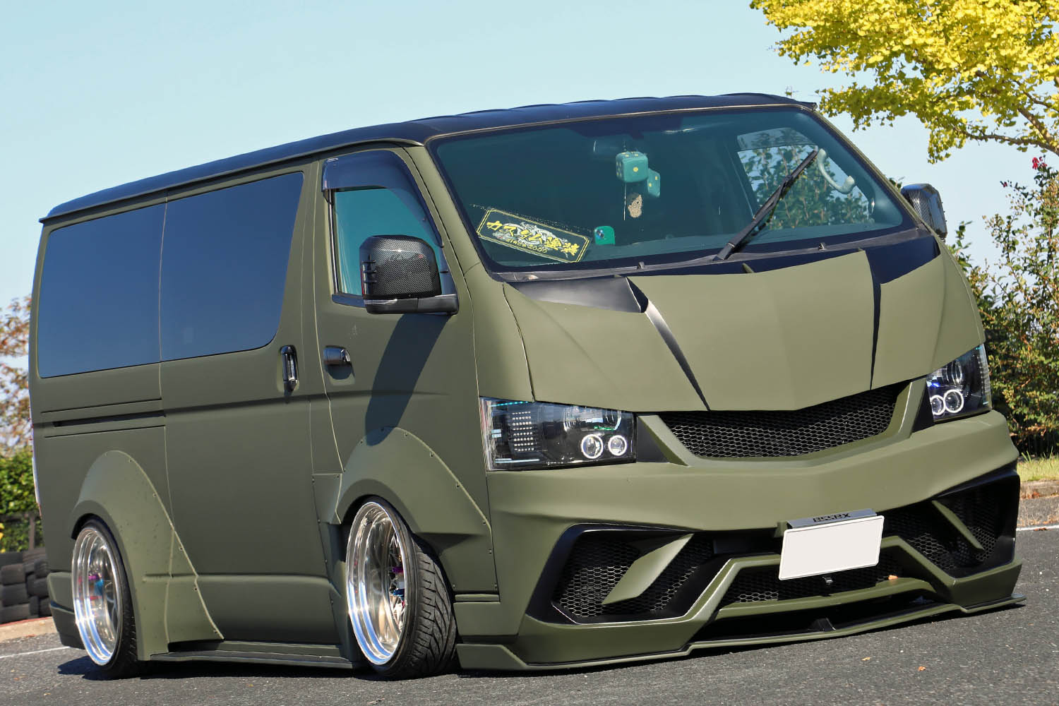 ザク仕様のトヨタ・ハイエース