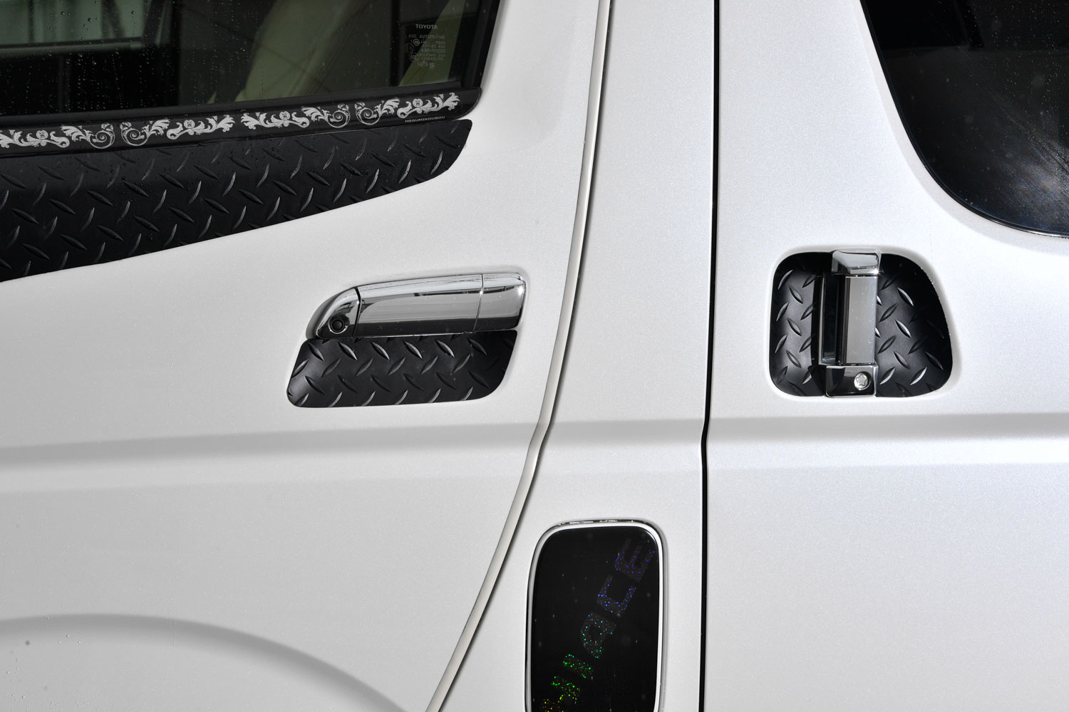 愛工房のトヨタ・ハイエース＆スズキ・ジムニーの貼るだけアイテムを紹介