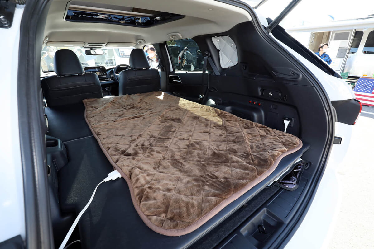 三菱 アウトランダーphev にポップアップルーフ 大人4名が車中泊できる E ポップ は533万3000円から 画像10 Auto Messe Web カスタム アウトドア 福祉車両 モータースポーツなどのカーライフ情報が満載