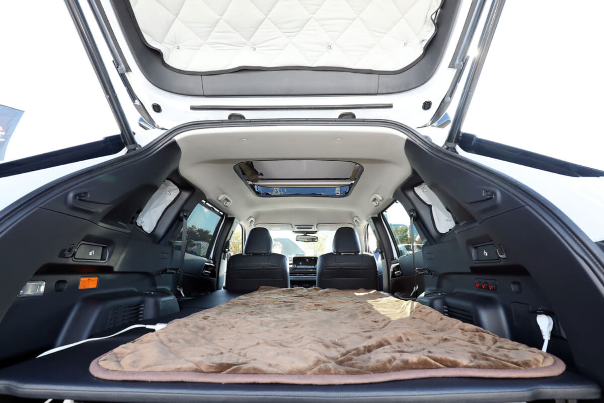 三菱 アウトランダーphev にポップアップルーフ 大人4名が車中泊できる E ポップ は533万3000円から 画像12 Auto Messe Web カスタム アウトドア 福祉車両 モータースポーツなどのカーライフ情報が満載
