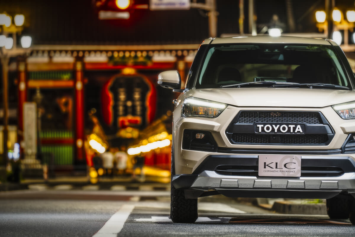 KLCのRAV4顔面キットを装着したトヨタ・ロッキーの真正面カット