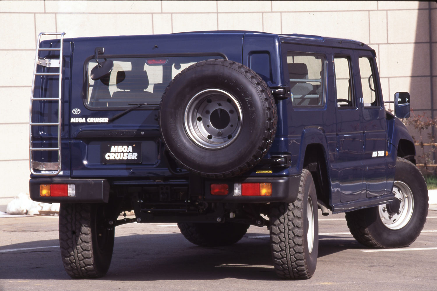 陸上自衛隊向けに開発 和製ハマーと呼ばれたトヨタ メガクルーザー とは カスタム アウトドア 福祉車両 モータースポーツなどのカーライフ情報が満載 Auto Messe Web