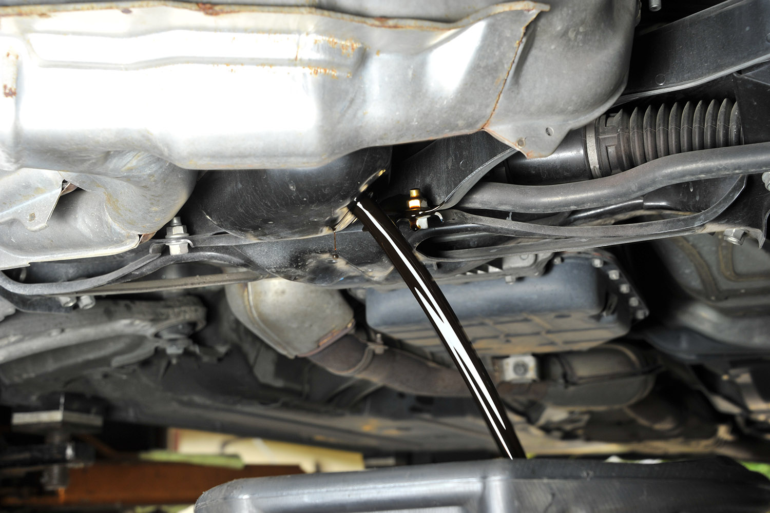 「エンジンオイル」交換の目安とエンジンに対して重要な5つの役割とは？ 定期的に交換する必要性をやさしく解説します ～カスタム・アウトドア