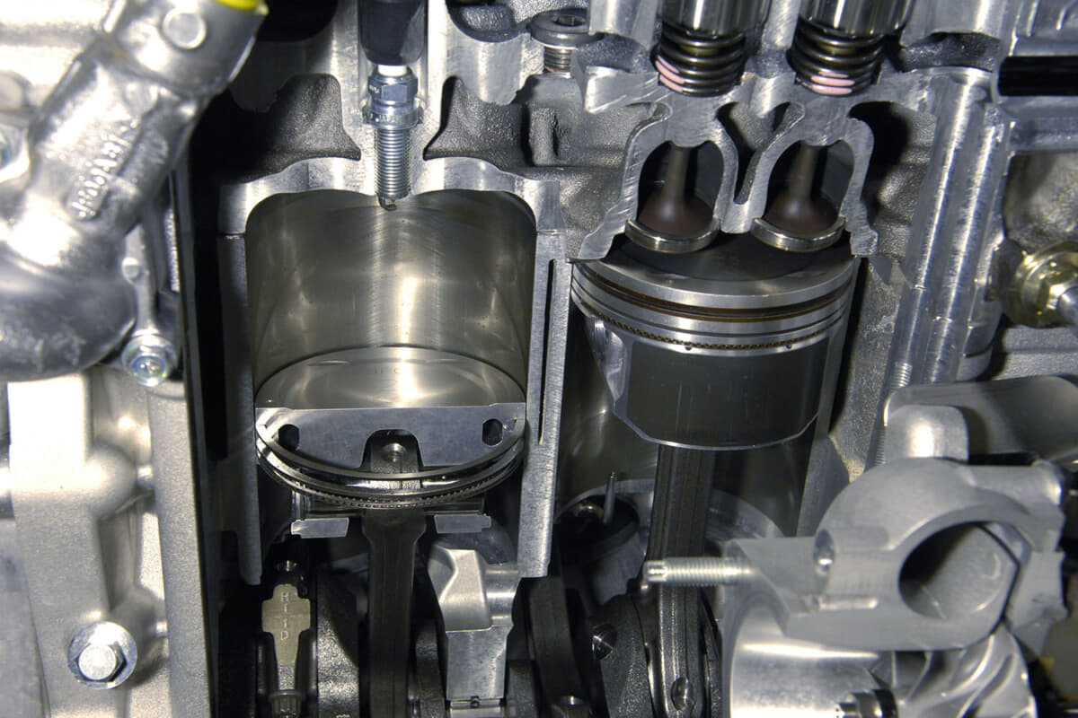 【画像ギャラリー】「エンジンオイル」交換の目安とエンジンに対して重要な5つの役割とは？ 定期的に交換する必要性をやさしく解説します