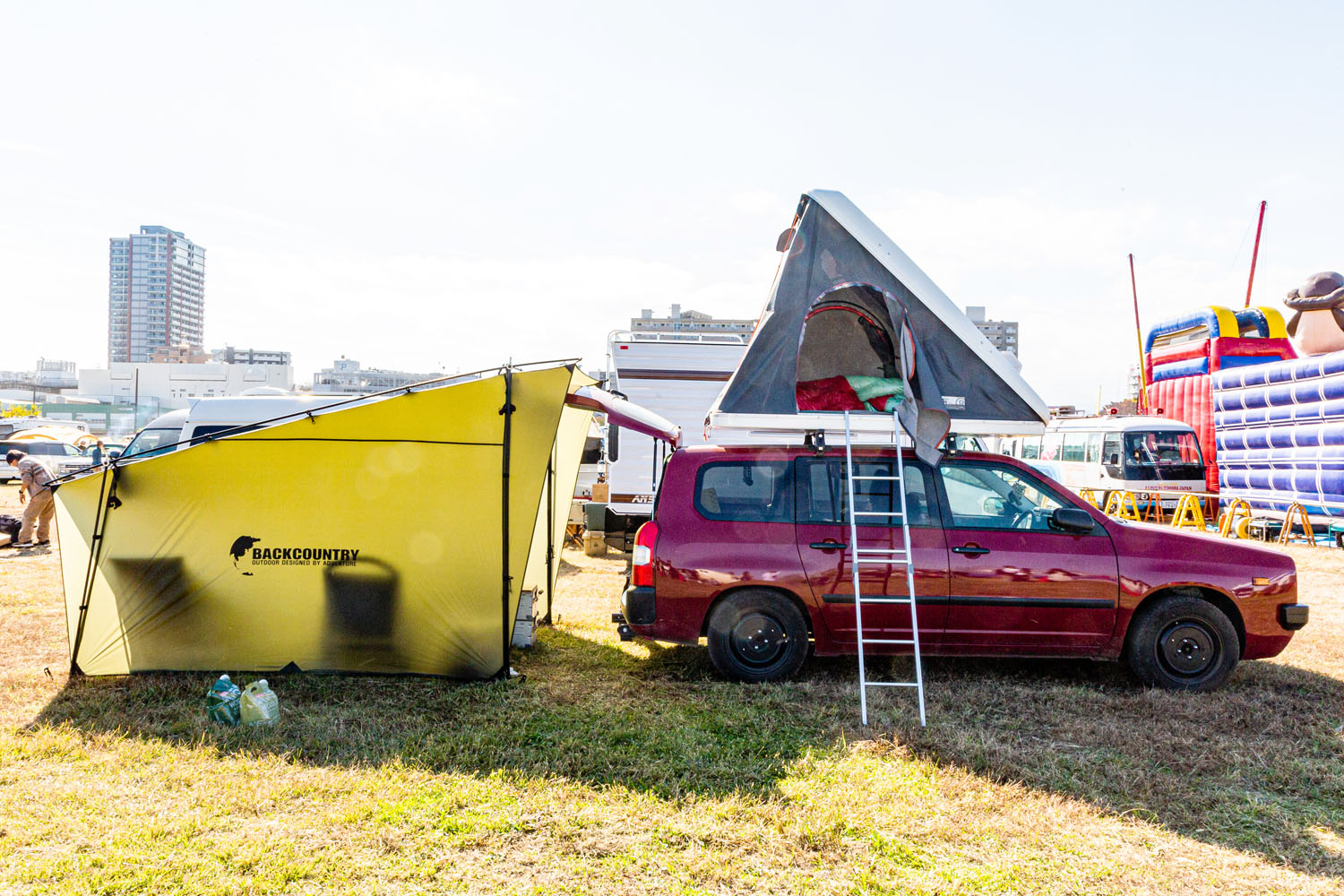 トヨタ「プロボックス」のFLEX製カスタム車でキャンプ