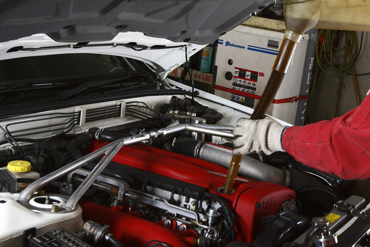 【画像ギャラリー】「エンジンオイル」交換の目安とエンジンに対して重要な5つの役割とは？ 定期的に交換する必要性をやさしく解説します