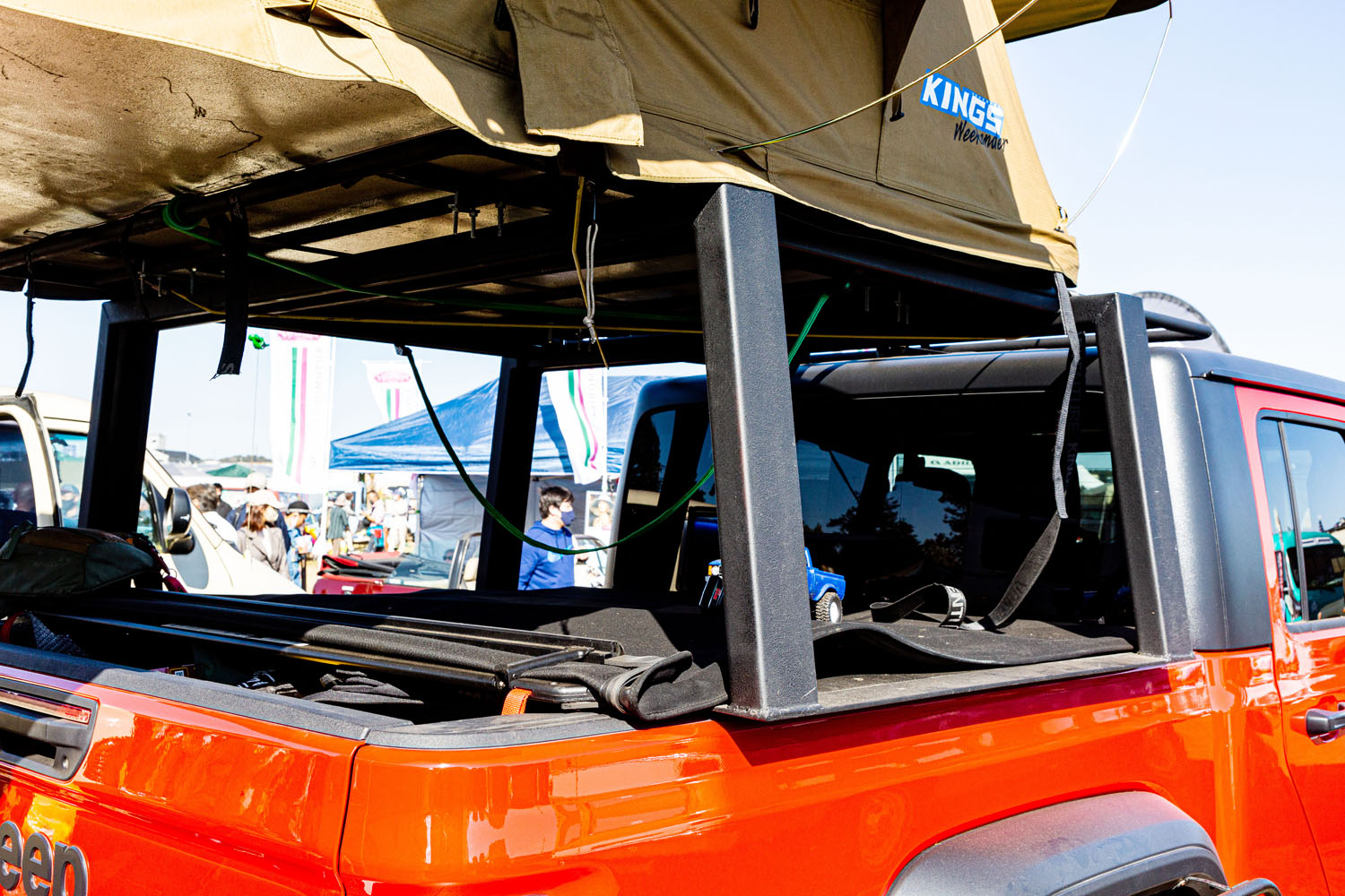 ジープ「グラディエーター」にルーフテントを装着してキャンプ