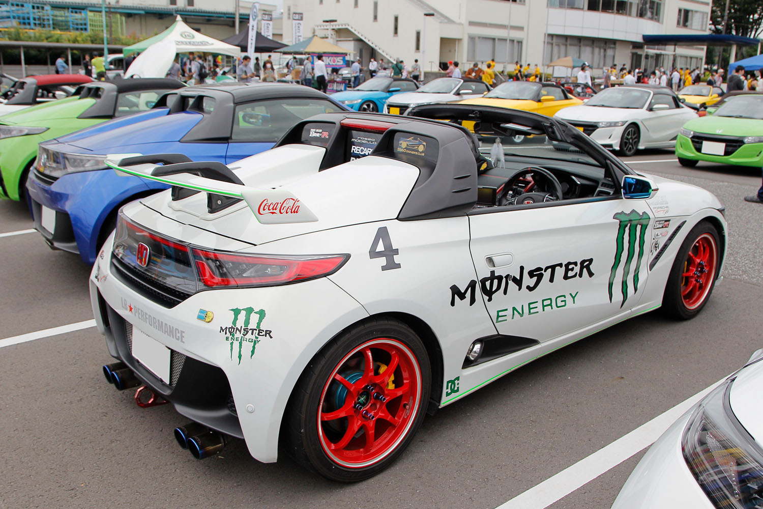 モンスターエナジー仕様のホンダS660カスタム車