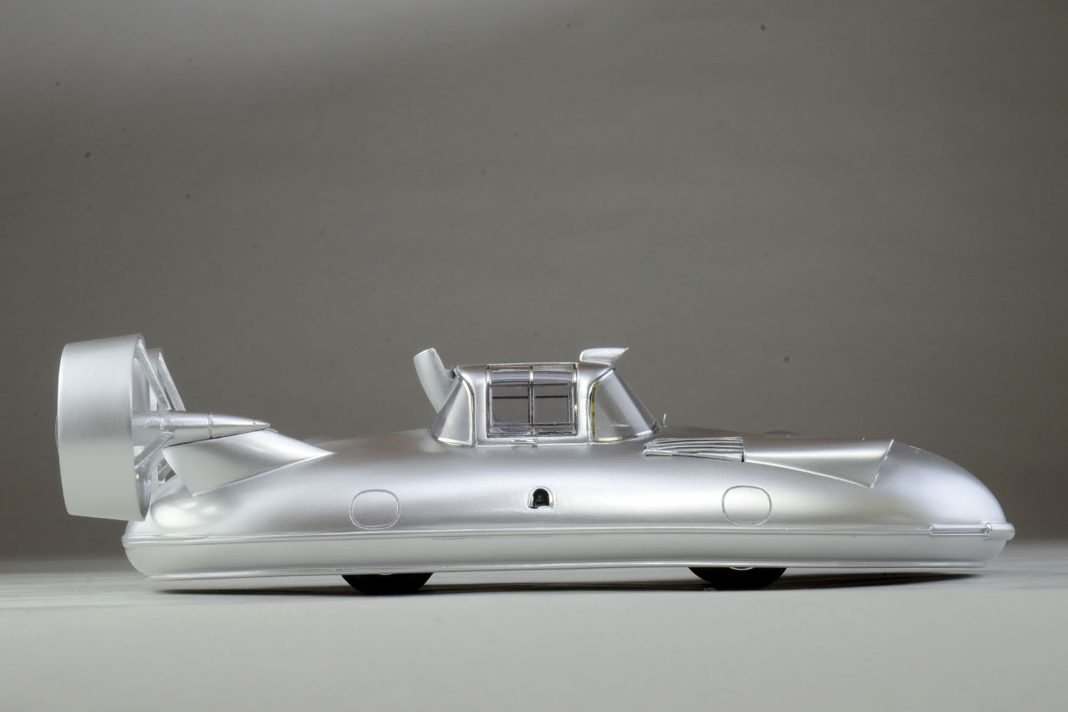 ホバークラフトと4輪車を組み合わせた旧ソ連の「GAZ-16A」