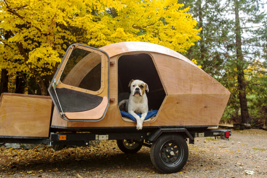 わずか40万円ちょっとで木製キャンピングトレーラーが手に入る！ 2名就寝にキッチン付きのオシャレDIYキットとは ～カスタム・アウトドア