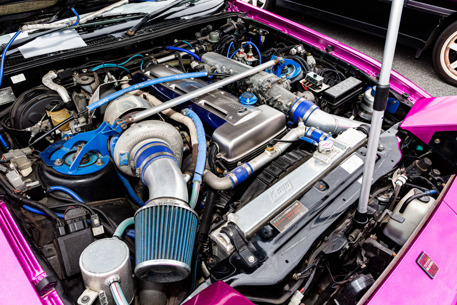 1992年式JZA70型トヨタ・スープラと女性オーナー