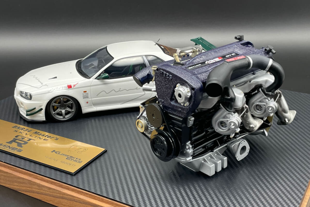 【画像ギャラリー】「マインズ」の「R34 GTR」デモカーの最新仕様が1/18スケールで蘇る！ エンジン＆モデルカーのセットを書斎に