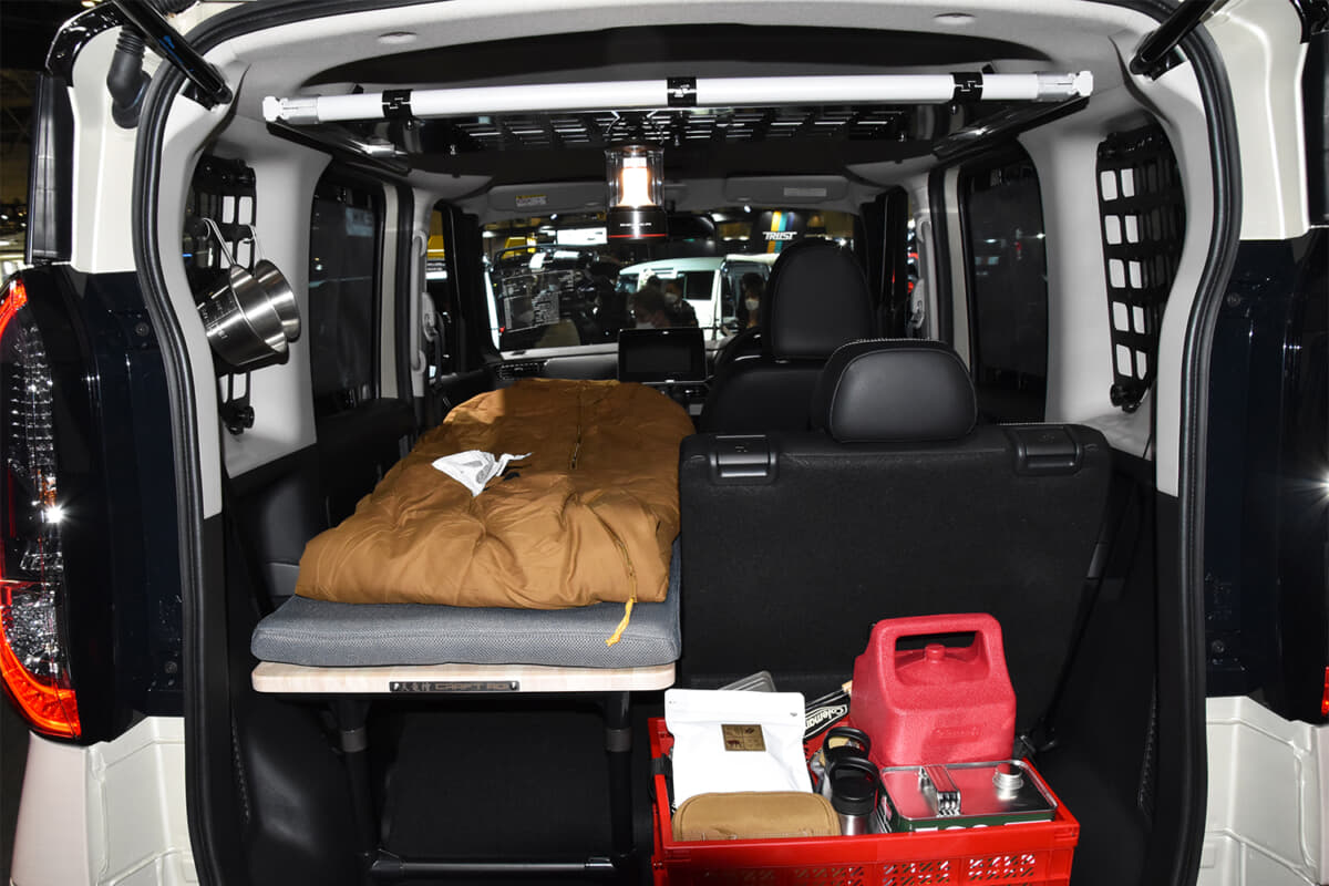 三菱デリカミニ・スノーサバイバーに装着の車中泊用ベッド