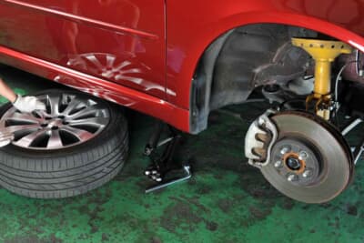 無事に車体が上がったら緩めたナットとタイヤを外す。外したタイヤは車体下に入れておくと、ジャッキが倒れて車体が落ちてきた場合の事故を防ぐことができる