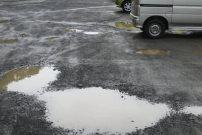 雨の水たまり駐車場