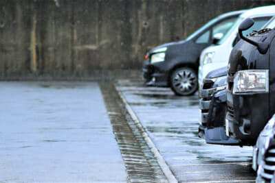 雨の駐車場イメージ