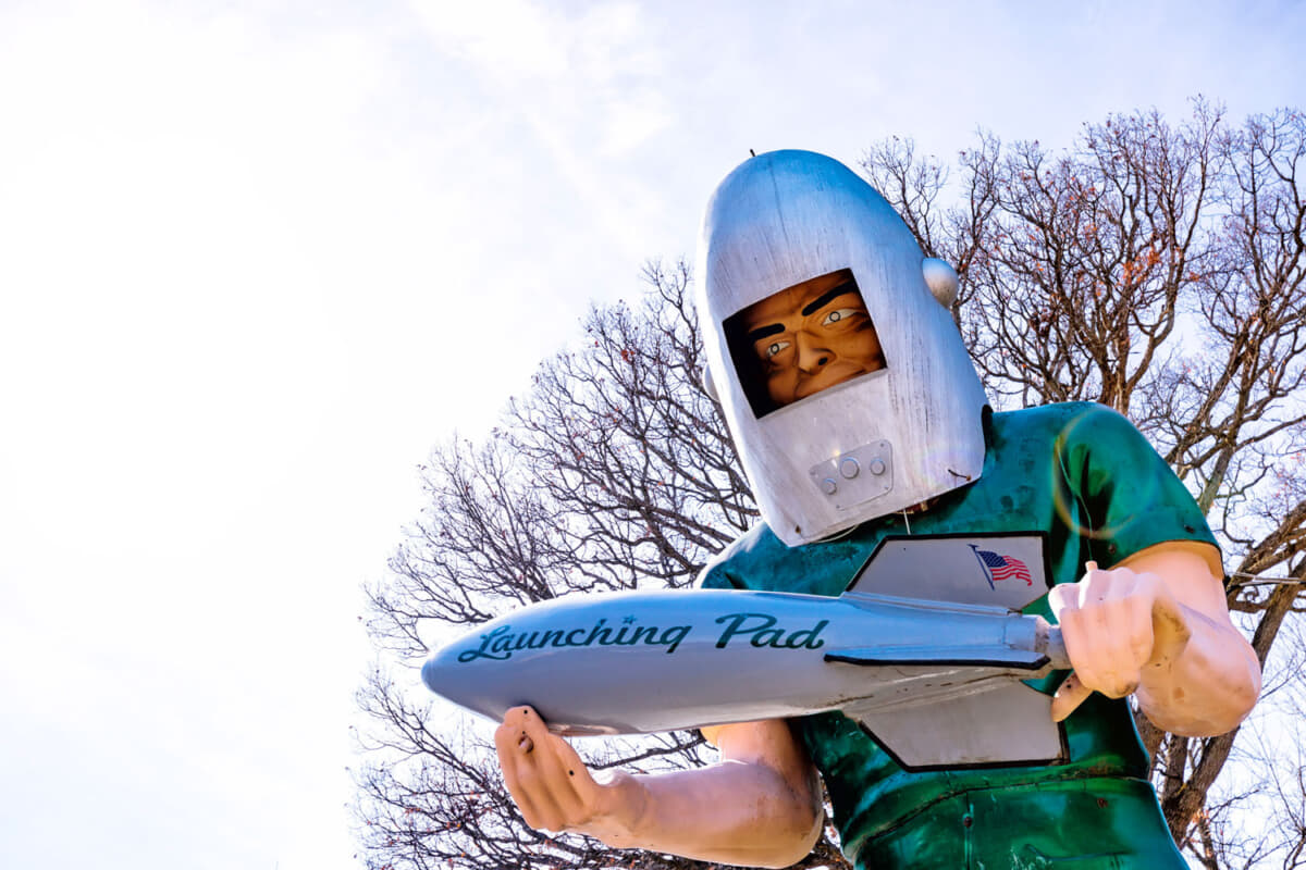 ロードサイドUSA的「マフラーマン」って何？「ルート66」を見守る巨人に会いに行こう！【ルート66旅_07】 AUTO MESSE WEB（オートメッセウェブ） 〜クルマを文化する