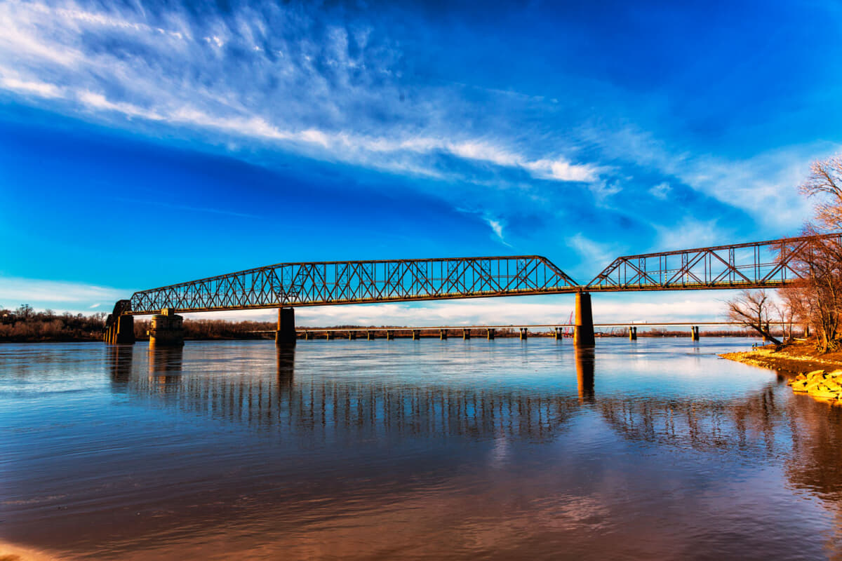 【画像ギャラリー】治安が悪すぎて車から降りられない! 「ルート66」巡りでもっとも危険なイリノイとミズーリの州境のヤバさとは【ルート66旅