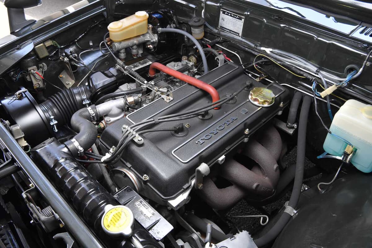 8R型直列4気筒DOHCエンジンを搭載。総排気量は1858cc、最高出力は140ps/6400rpm、最大トルクは17.0kgm/5200rpm。1858ccの8R‒B型は7R型エンジンをベースにしてデビュー時はSUツインキャブとの組み合わせだった