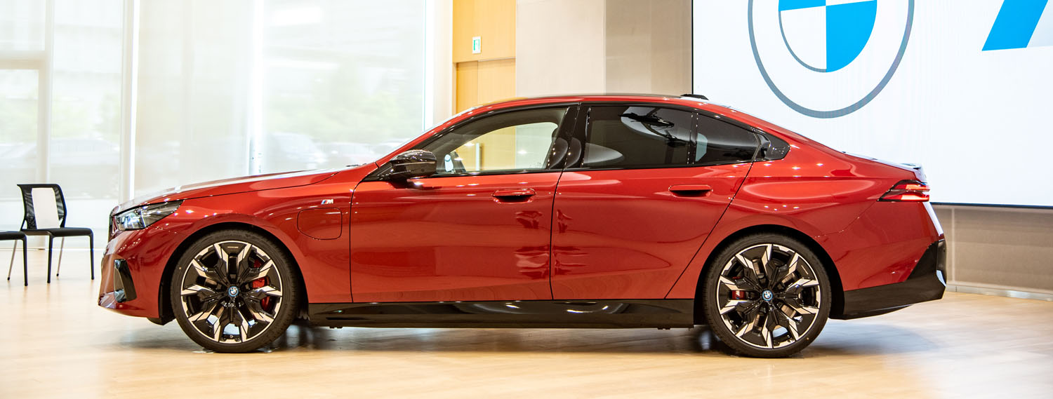 BMW新型「5シリーズ」は798万円から！ 最上級1548万円のEV「i5 M60 xDrive」を隅から裏までお見せします