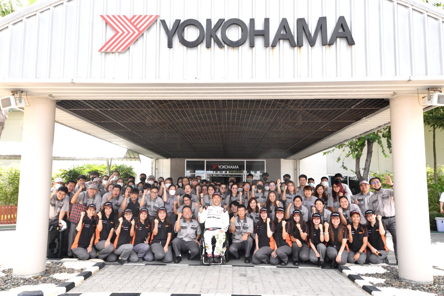 YTMT（ヨコハマタイヤ・マニュファクチャラー・タイランド）では多くの社員の歓迎を受け記念撮影