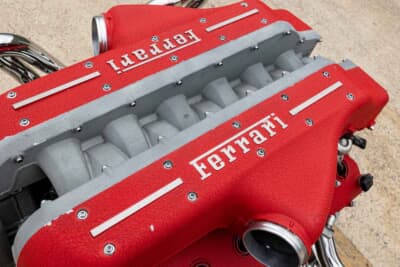 5万6400ドル（邦貨換算約818万円）で落札されたフェラーリV12エンジン テーブル