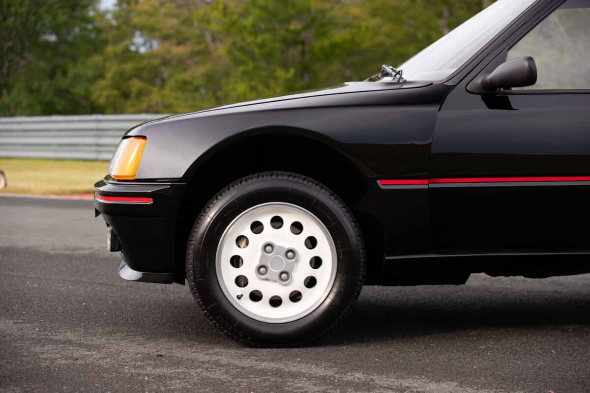 【画像ギャラリー】プジョー「205」がおよそ5000万円! グループB時代の怪物「ターボ16」は走行8700キロ未満の極上車でした