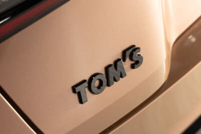 TOM'Sのエンブレムもカーボン