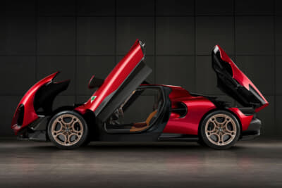 2023年8月にアルファ ロメオが発表した新型33ストラダーレ
