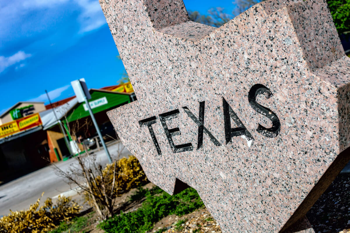 【画像ギャラリー】映画『カーズ』にも登場したテキサス名物の映えスポットとは？ 美しいアール・デコ様式の「ユー・ドロップ・イン」へようこそ【ルート66旅_20】 AUTO MESSE WEB