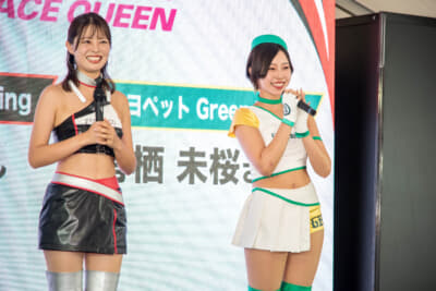 「＃64 Modulo Nakajima Racing」の津田知美さん（左）と「＃52 埼玉トヨペット Green Brave」の有栖未桜さん（右）